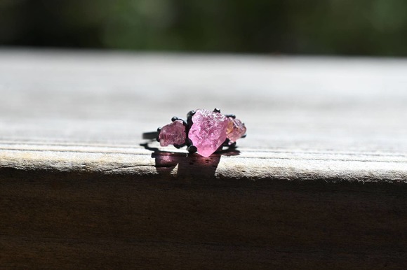 Pink tourmaline ring, size 4, black silver ring, raw stone ring, … - Picture 7 of 10